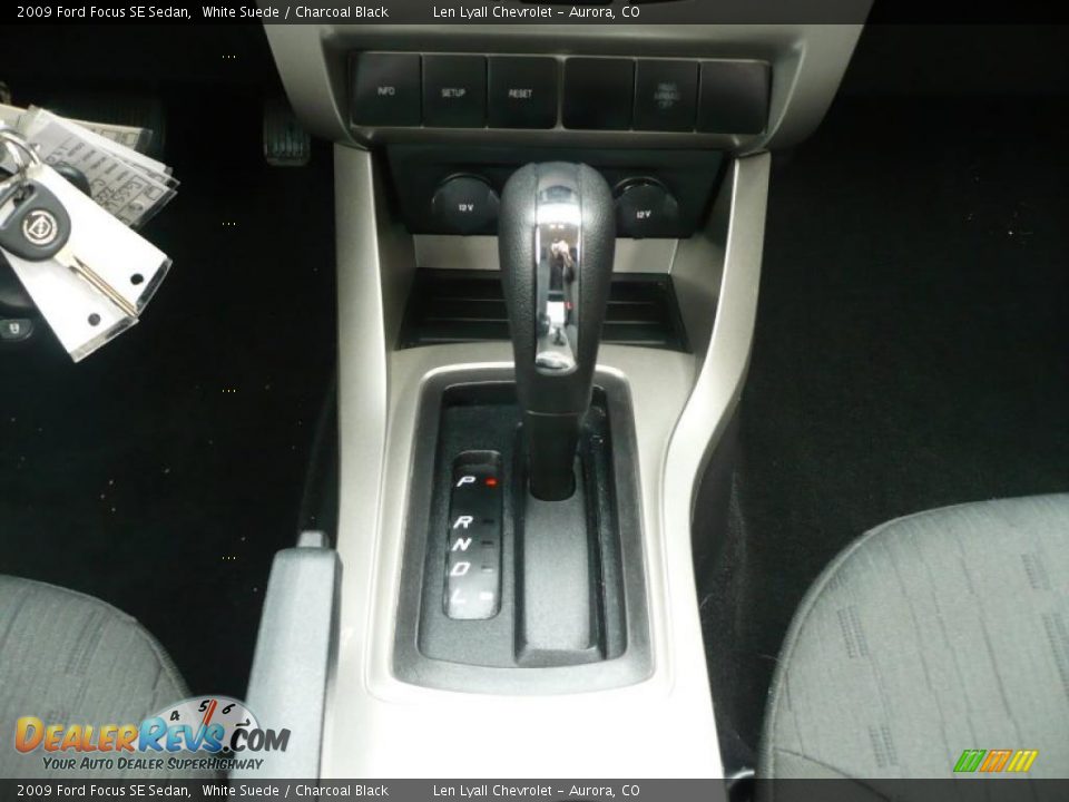 2009 Ford Focus SE Sedan White Suede / Charcoal Black Photo #17