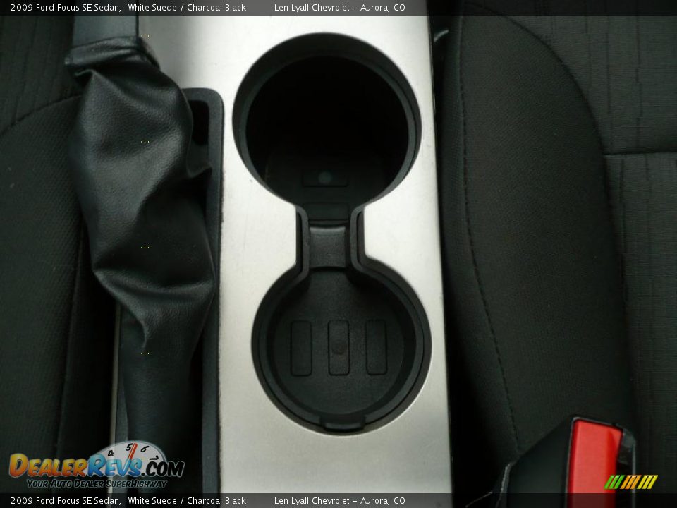 2009 Ford Focus SE Sedan White Suede / Charcoal Black Photo #18