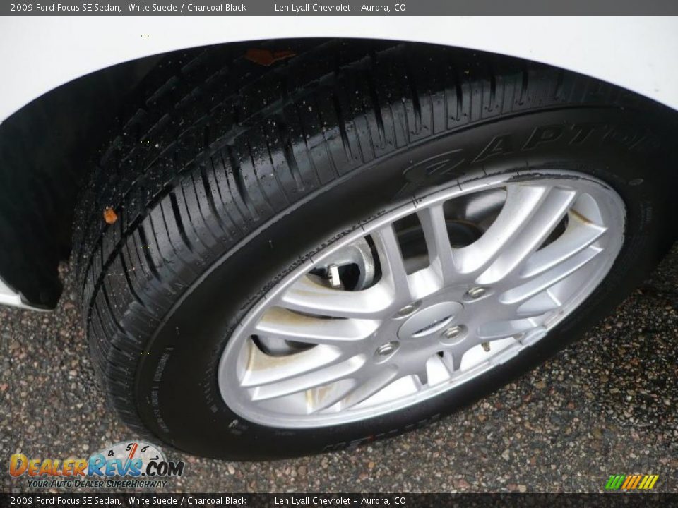 2009 Ford Focus SE Sedan White Suede / Charcoal Black Photo #20