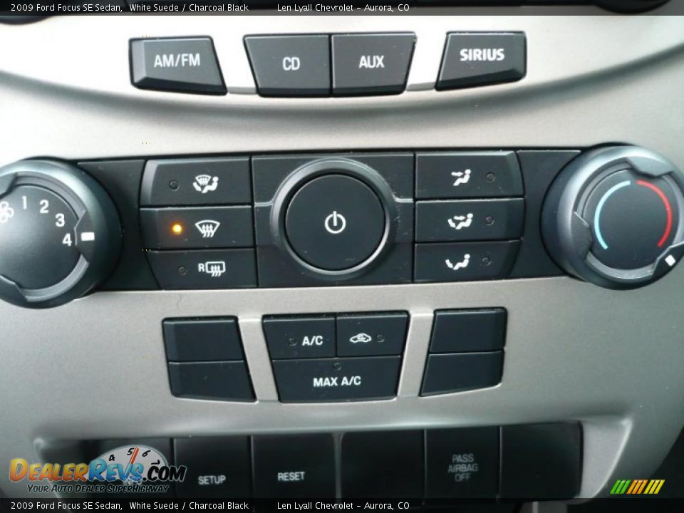 2009 Ford Focus SE Sedan White Suede / Charcoal Black Photo #22