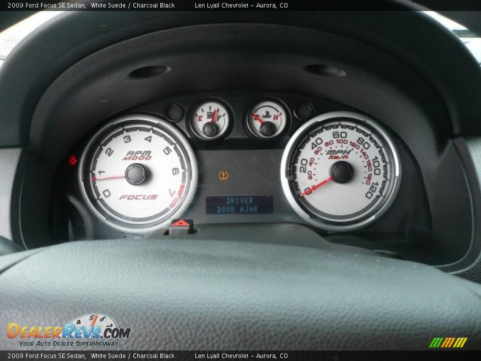 2009 Ford Focus SE Sedan White Suede / Charcoal Black Photo #24