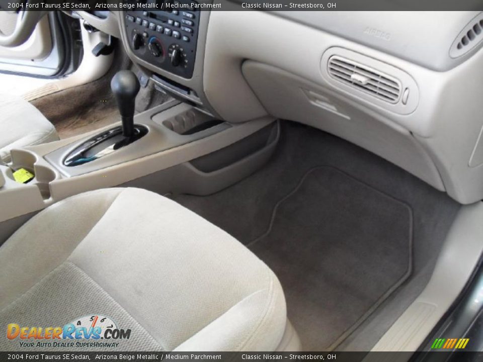 2004 Ford Taurus SE Sedan Arizona Beige Metallic / Medium Parchment Photo #16