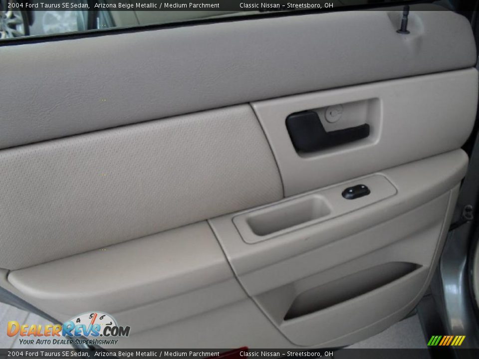 2004 Ford Taurus SE Sedan Arizona Beige Metallic / Medium Parchment Photo #22