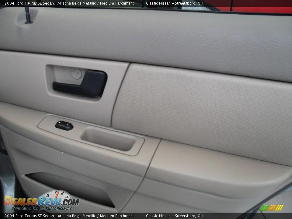 2004 Ford Taurus SE Sedan Arizona Beige Metallic / Medium Parchment Photo #23