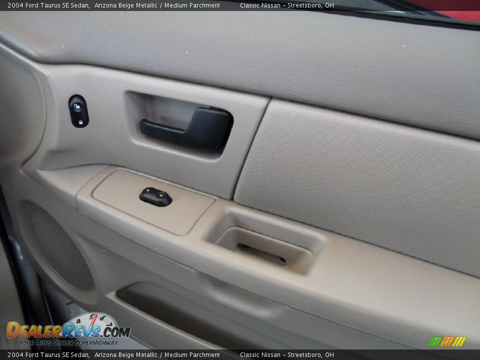 2004 Ford Taurus SE Sedan Arizona Beige Metallic / Medium Parchment Photo #24