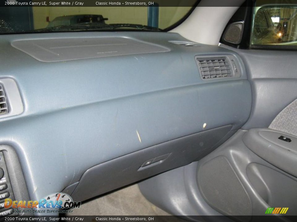 2000 Toyota Camry LE Super White / Gray Photo #17