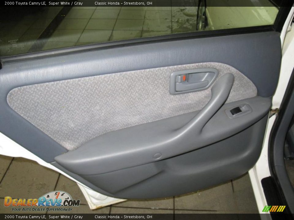 2000 Toyota Camry LE Super White / Gray Photo #19