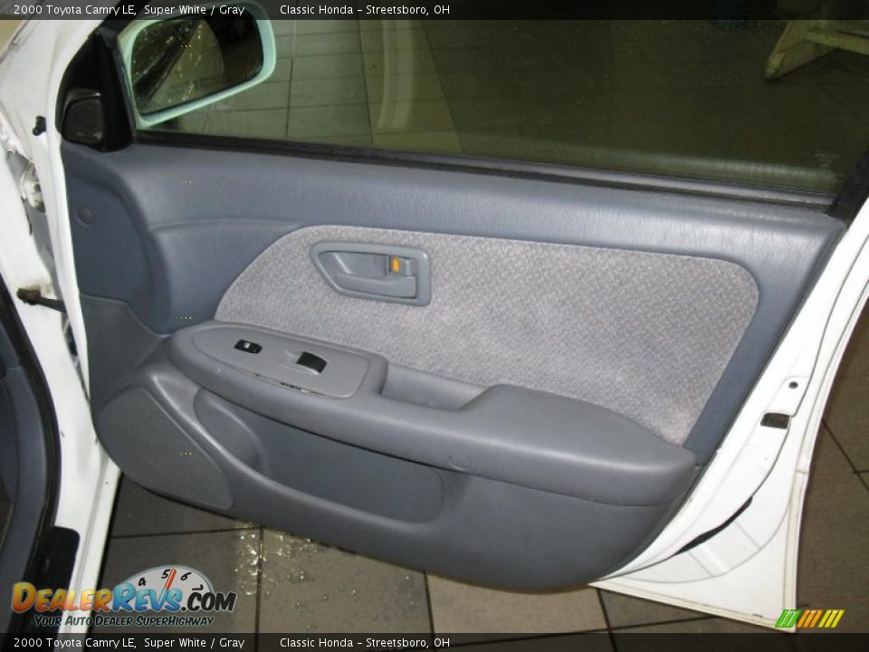 2000 Toyota Camry LE Super White / Gray Photo #23