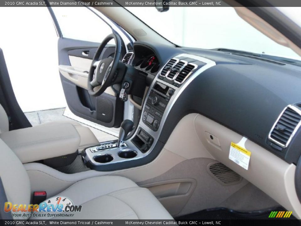 2010 GMC Acadia SLT White Diamond Tricoat / Cashmere Photo #24