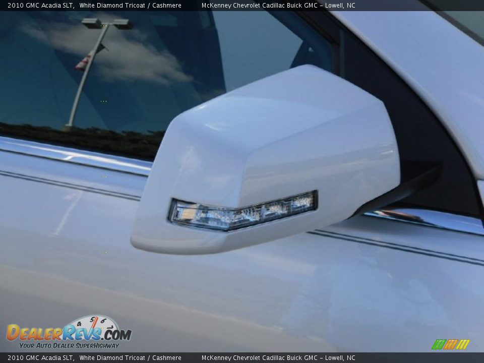 2010 GMC Acadia SLT White Diamond Tricoat / Cashmere Photo #26