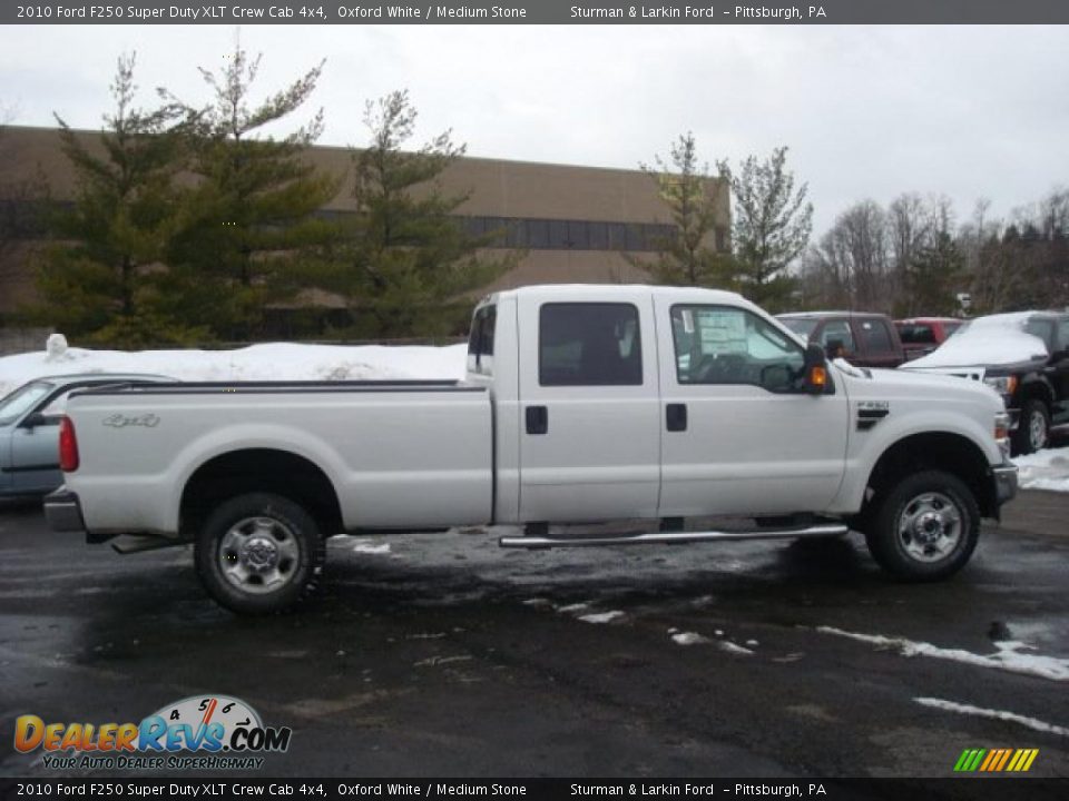 2010 Ford F250 Super Duty XLT Crew Cab 4x4 Oxford White / Medium Stone Photo #2