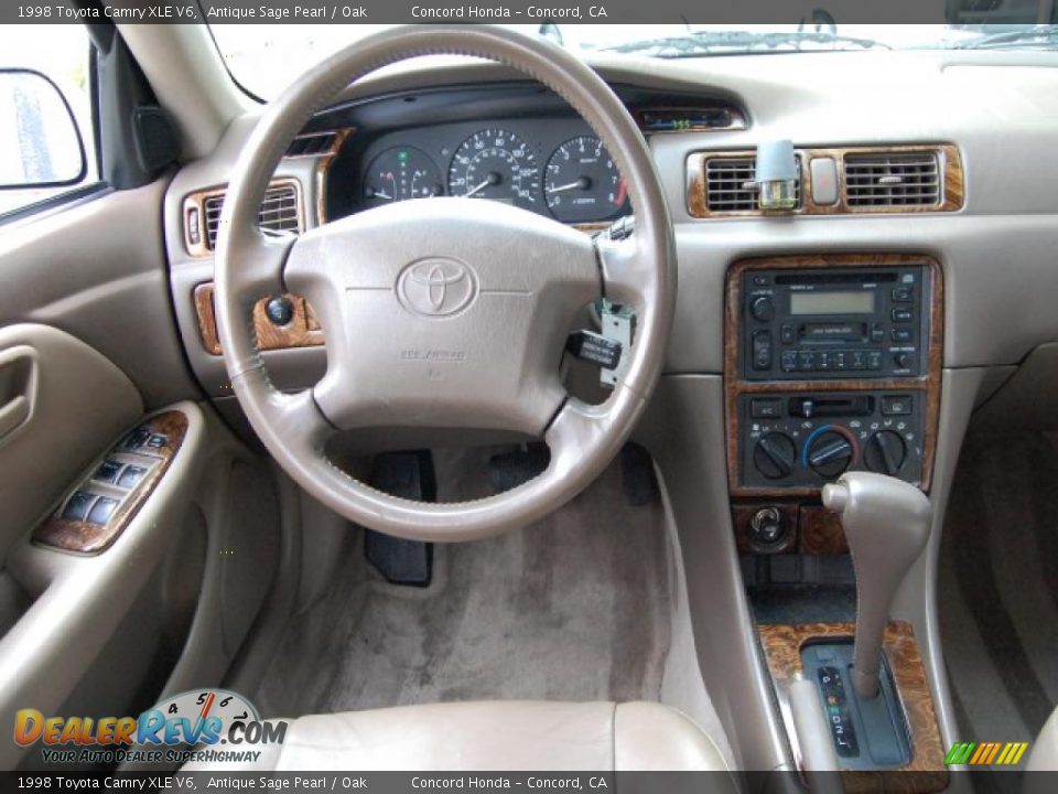 1998 Toyota Camry XLE V6 Antique Sage Pearl / Oak Photo #12