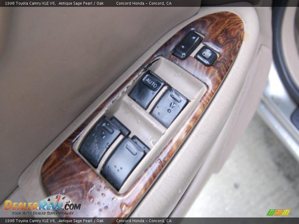 1998 Toyota Camry XLE V6 Antique Sage Pearl / Oak Photo #17