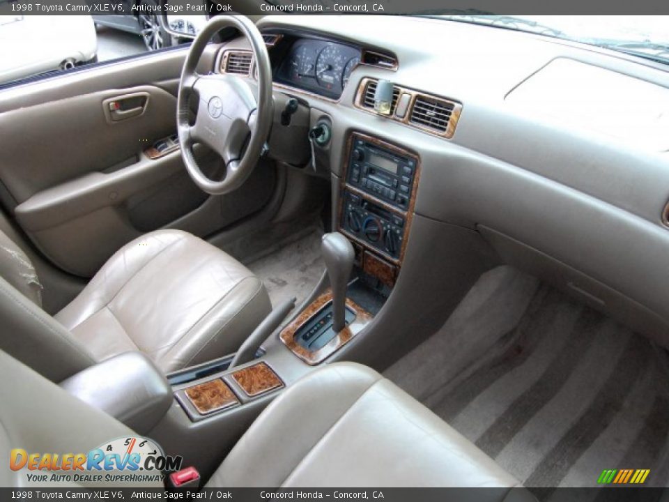 1998 Toyota Camry XLE V6 Antique Sage Pearl / Oak Photo #24