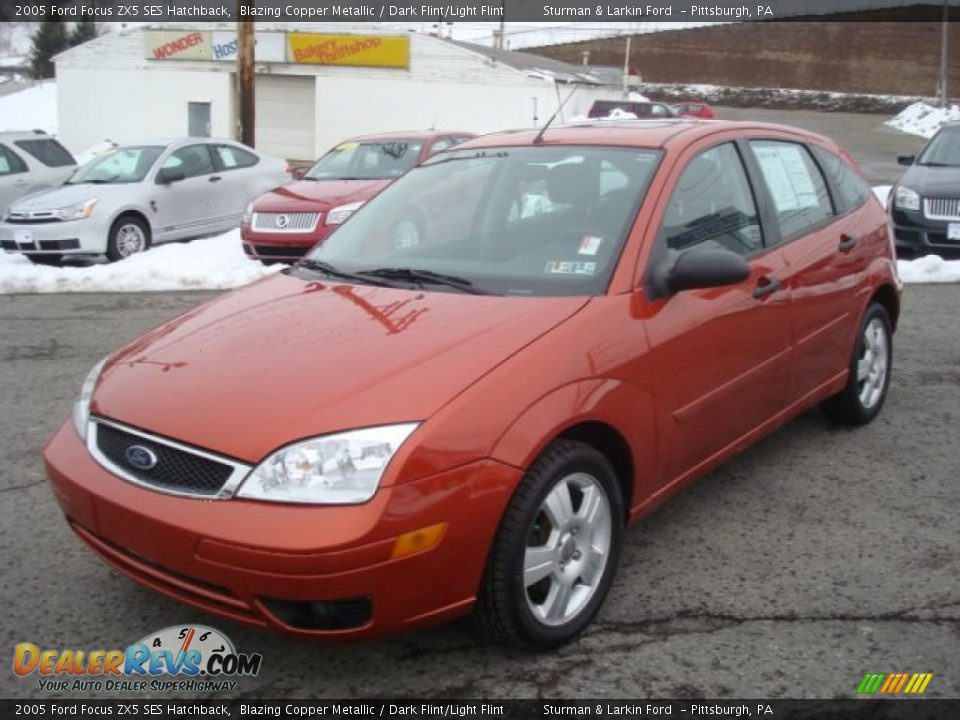 2005 Ford Focus ZX5 SES Hatchback Blazing Copper Metallic / Dark Flint/Light Flint Photo #10