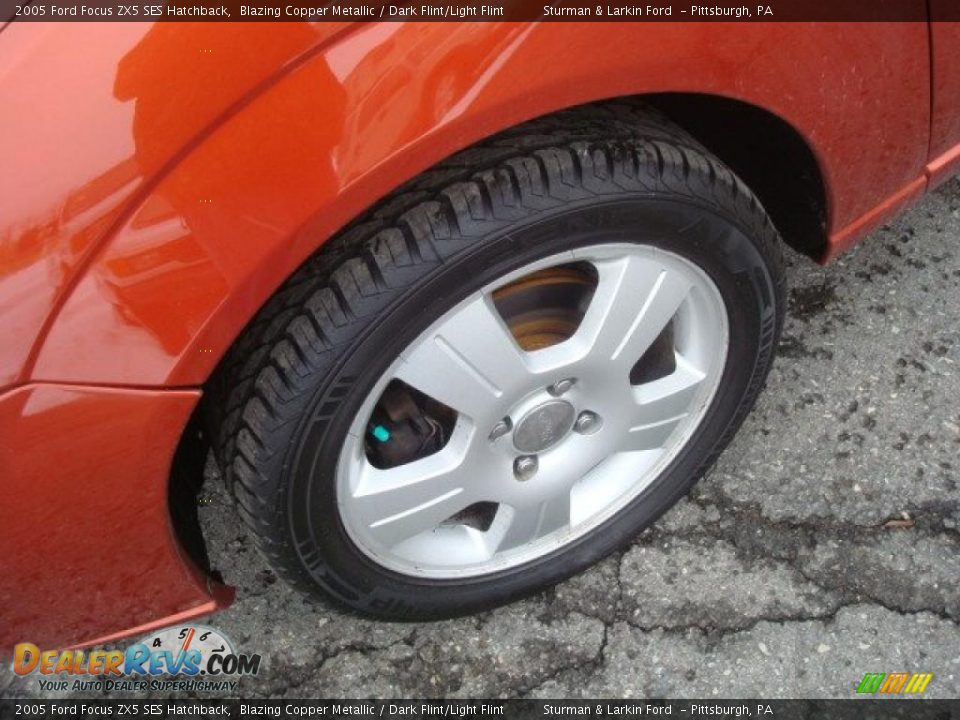 2005 Ford Focus ZX5 SES Hatchback Blazing Copper Metallic / Dark Flint/Light Flint Photo #12