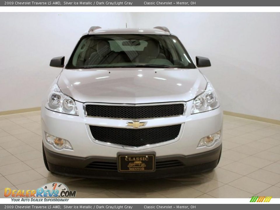 2009 Chevrolet Traverse LS AWD Silver Ice Metallic / Dark Gray/Light Gray Photo #2