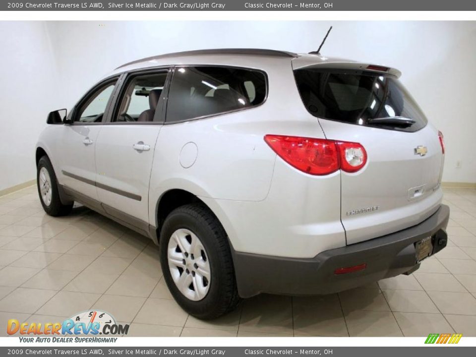 2009 Chevrolet Traverse LS AWD Silver Ice Metallic / Dark Gray/Light Gray Photo #5