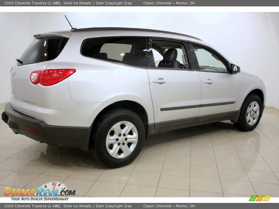 2009 Chevrolet Traverse LS AWD Silver Ice Metallic / Dark Gray/Light Gray Photo #7