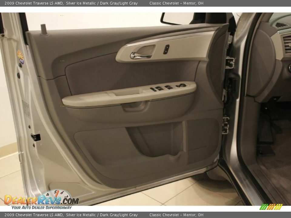 2009 Chevrolet Traverse LS AWD Silver Ice Metallic / Dark Gray/Light Gray Photo #8