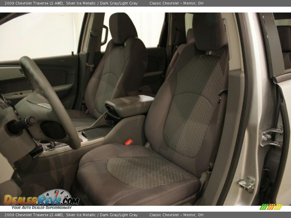 2009 Chevrolet Traverse LS AWD Silver Ice Metallic / Dark Gray/Light Gray Photo #9