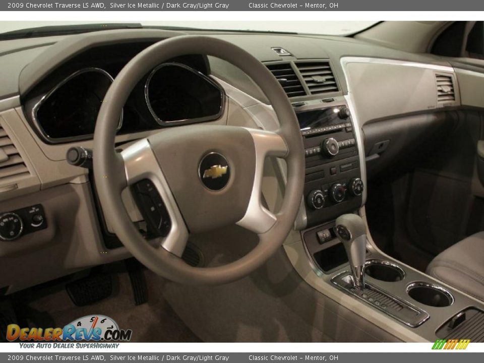 2009 Chevrolet Traverse LS AWD Silver Ice Metallic / Dark Gray/Light Gray Photo #10