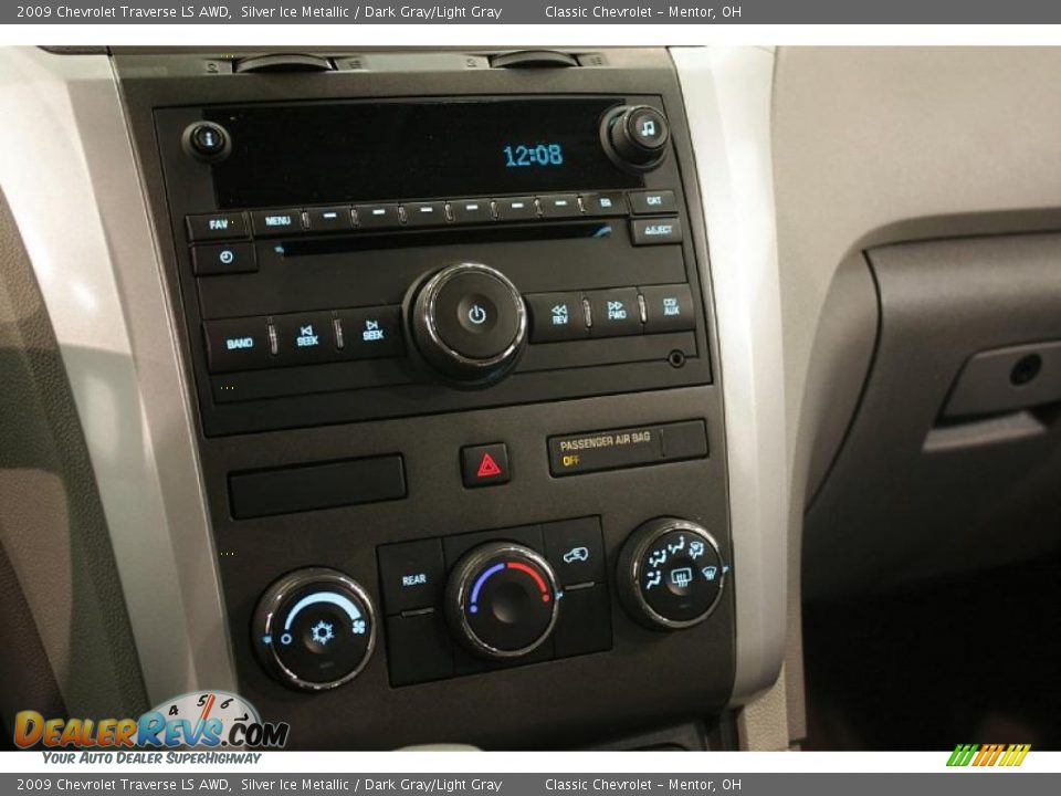 2009 Chevrolet Traverse LS AWD Silver Ice Metallic / Dark Gray/Light Gray Photo #13