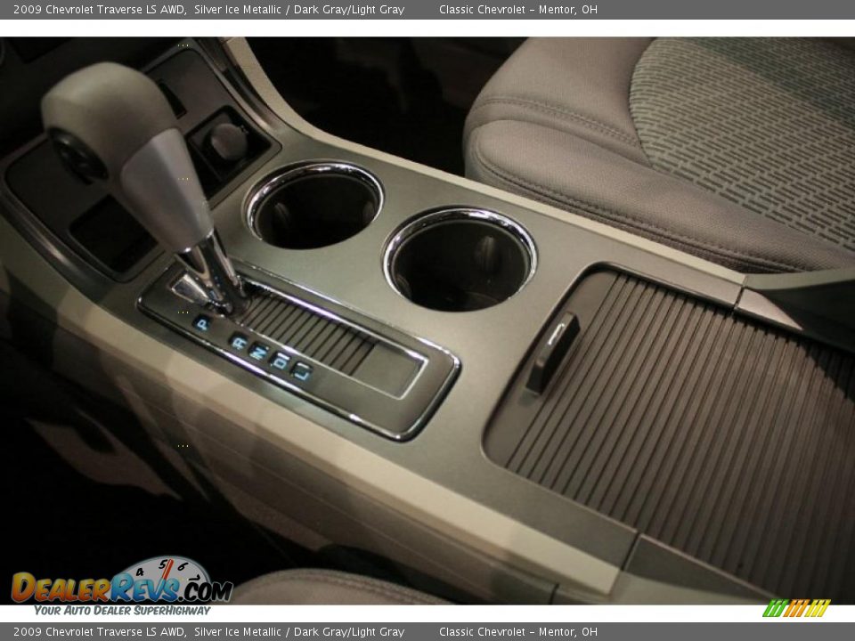 2009 Chevrolet Traverse LS AWD Silver Ice Metallic / Dark Gray/Light Gray Photo #14