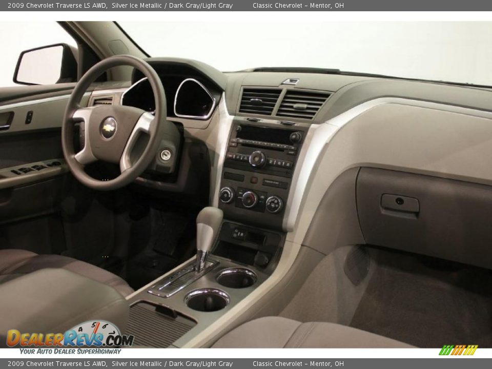 2009 Chevrolet Traverse LS AWD Silver Ice Metallic / Dark Gray/Light Gray Photo #15