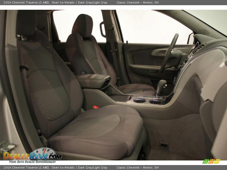 2009 Chevrolet Traverse LS AWD Silver Ice Metallic / Dark Gray/Light Gray Photo #16