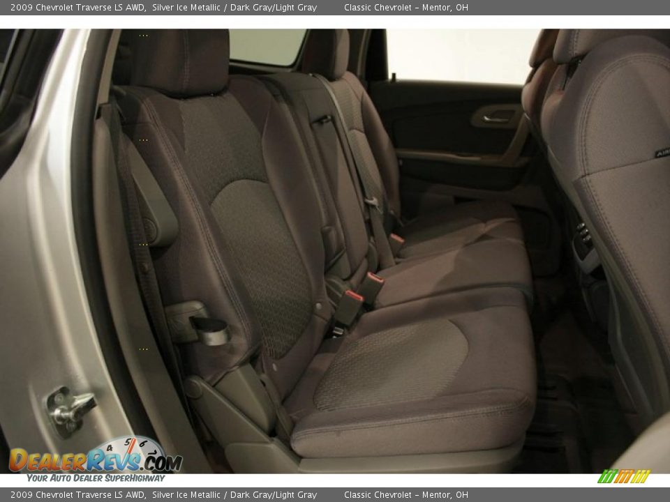 2009 Chevrolet Traverse LS AWD Silver Ice Metallic / Dark Gray/Light Gray Photo #17