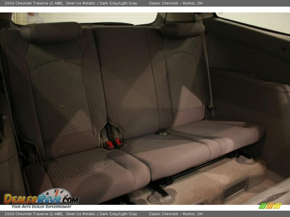 2009 Chevrolet Traverse LS AWD Silver Ice Metallic / Dark Gray/Light Gray Photo #18