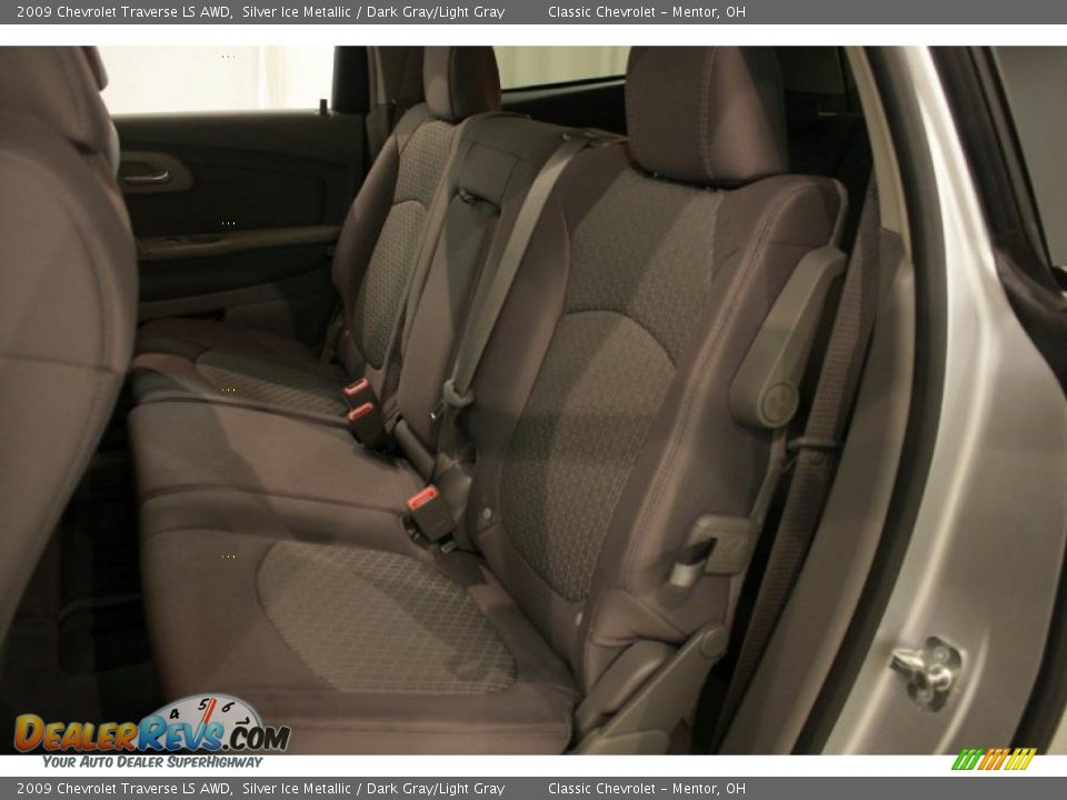 2009 Chevrolet Traverse LS AWD Silver Ice Metallic / Dark Gray/Light Gray Photo #19