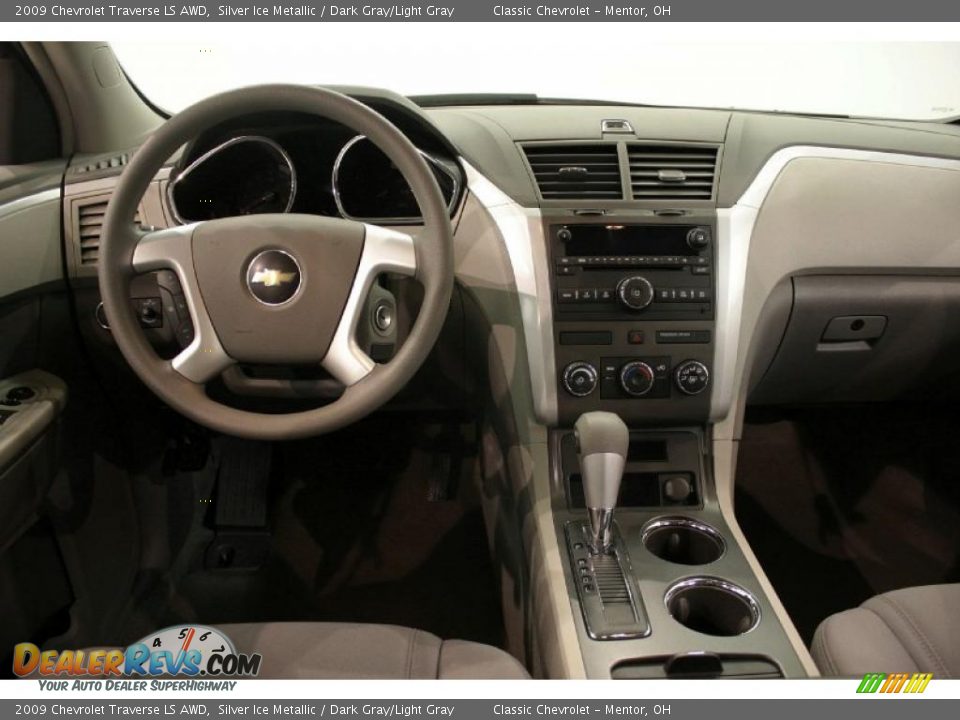 2009 Chevrolet Traverse LS AWD Silver Ice Metallic / Dark Gray/Light Gray Photo #20