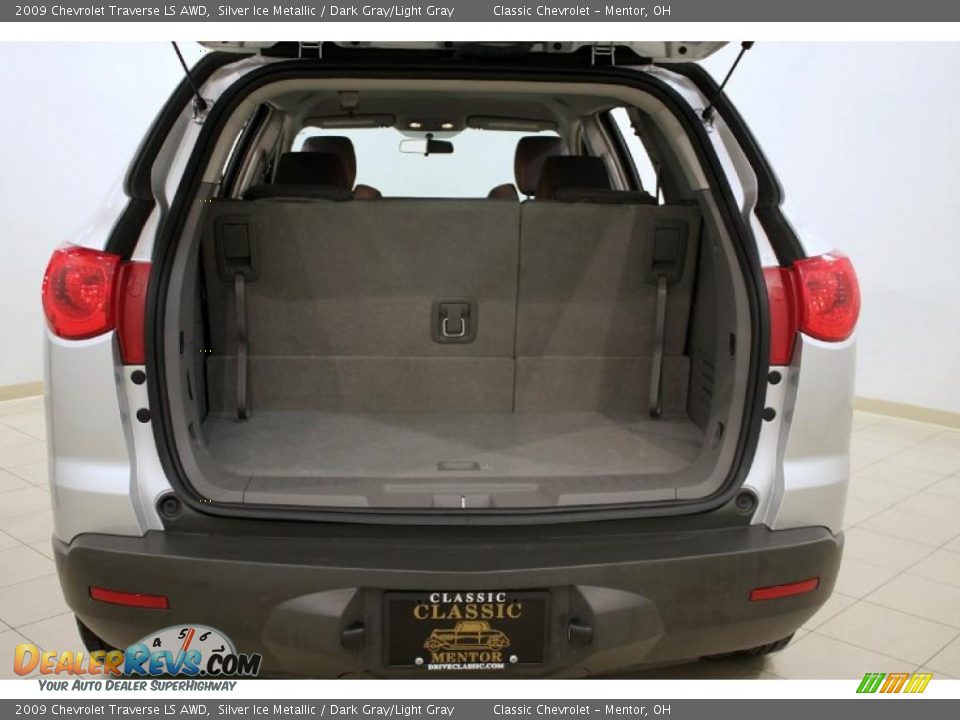 2009 Chevrolet Traverse LS AWD Silver Ice Metallic / Dark Gray/Light Gray Photo #21