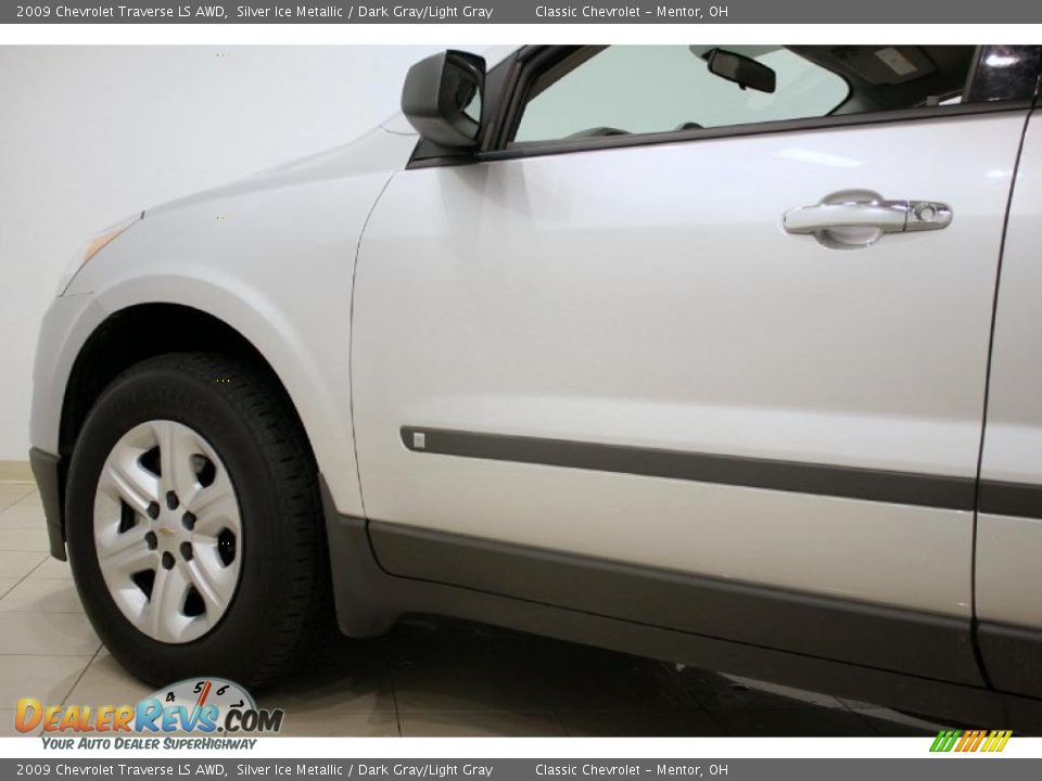 2009 Chevrolet Traverse LS AWD Silver Ice Metallic / Dark Gray/Light Gray Photo #23