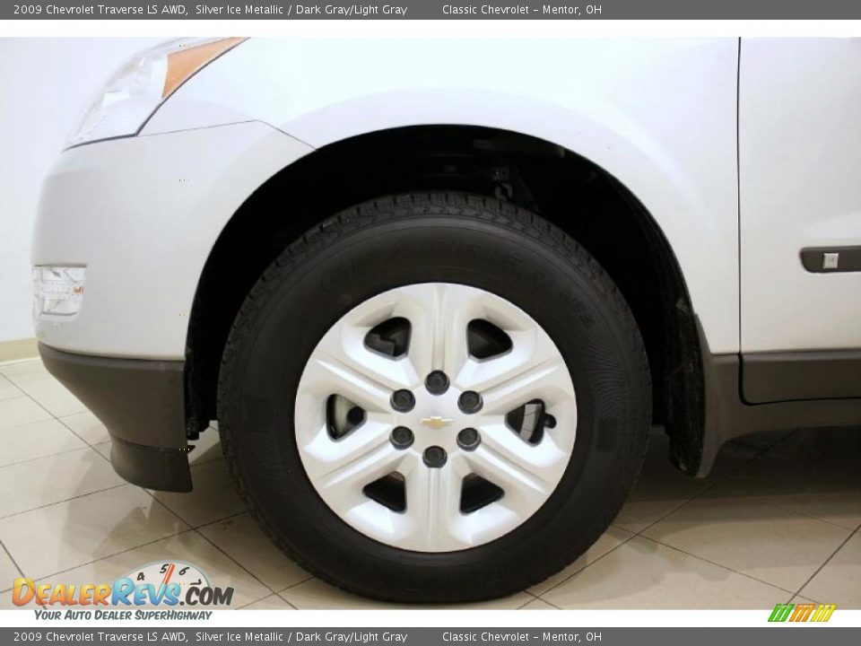 2009 Chevrolet Traverse LS AWD Silver Ice Metallic / Dark Gray/Light Gray Photo #24