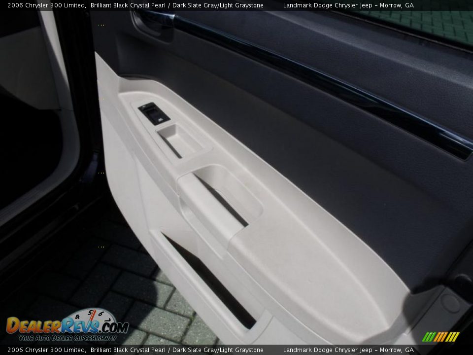 2006 Chrysler 300 Limited Brilliant Black Crystal Pearl / Dark Slate Gray/Light Graystone Photo #18
