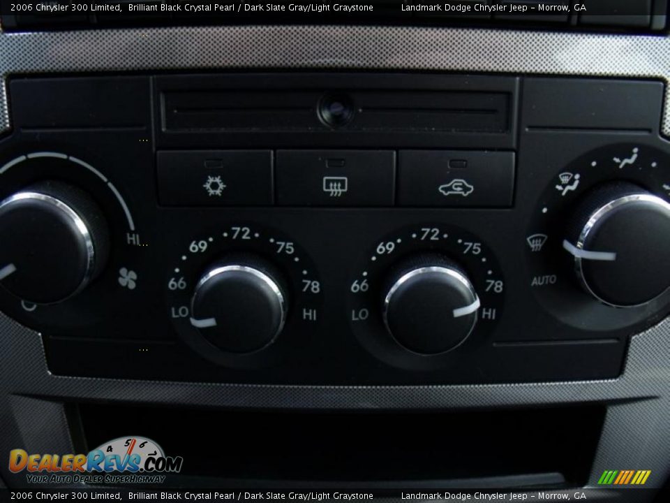2006 Chrysler 300 Limited Brilliant Black Crystal Pearl / Dark Slate Gray/Light Graystone Photo #25
