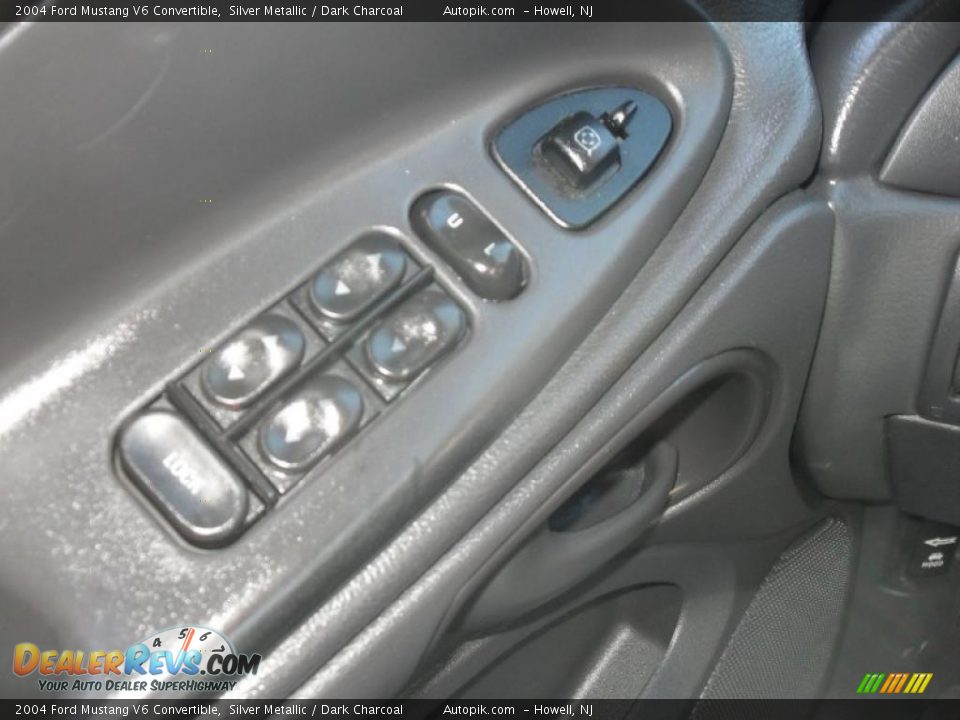 2004 Ford Mustang V6 Convertible Silver Metallic / Dark Charcoal Photo #16
