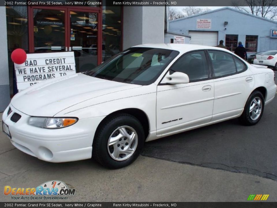 2002 Pontiac Grand Prix SE Sedan Ivory White / Graphite Photo #1