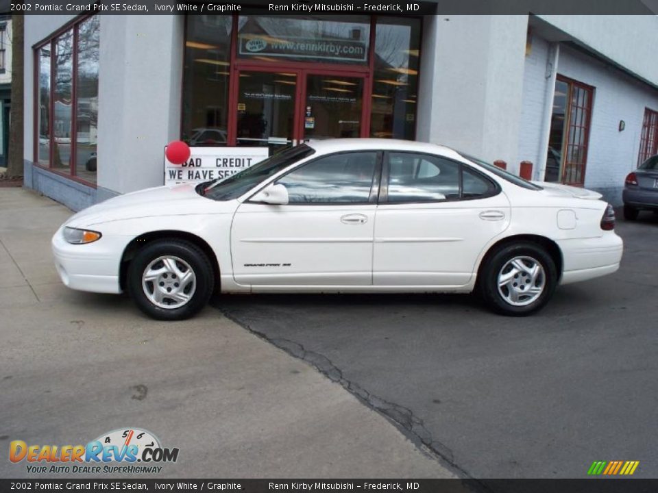 2002 Pontiac Grand Prix SE Sedan Ivory White / Graphite Photo #2