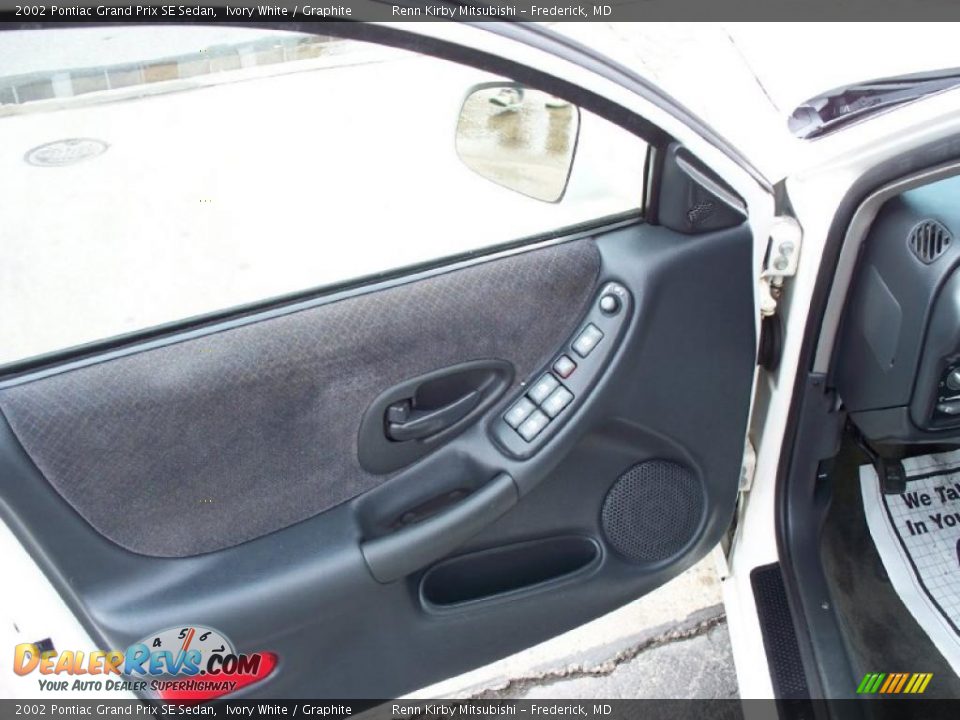 2002 Pontiac Grand Prix SE Sedan Ivory White / Graphite Photo #5