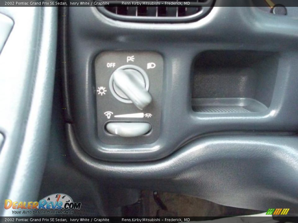 2002 Pontiac Grand Prix SE Sedan Ivory White / Graphite Photo #6