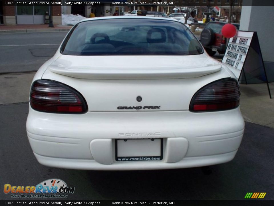 2002 Pontiac Grand Prix SE Sedan Ivory White / Graphite Photo #21