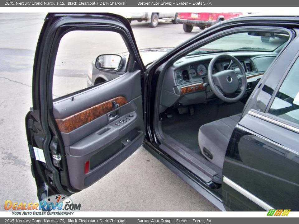 2005 Mercury Grand Marquis GS Black Clearcoat / Dark Charcoal Photo #11