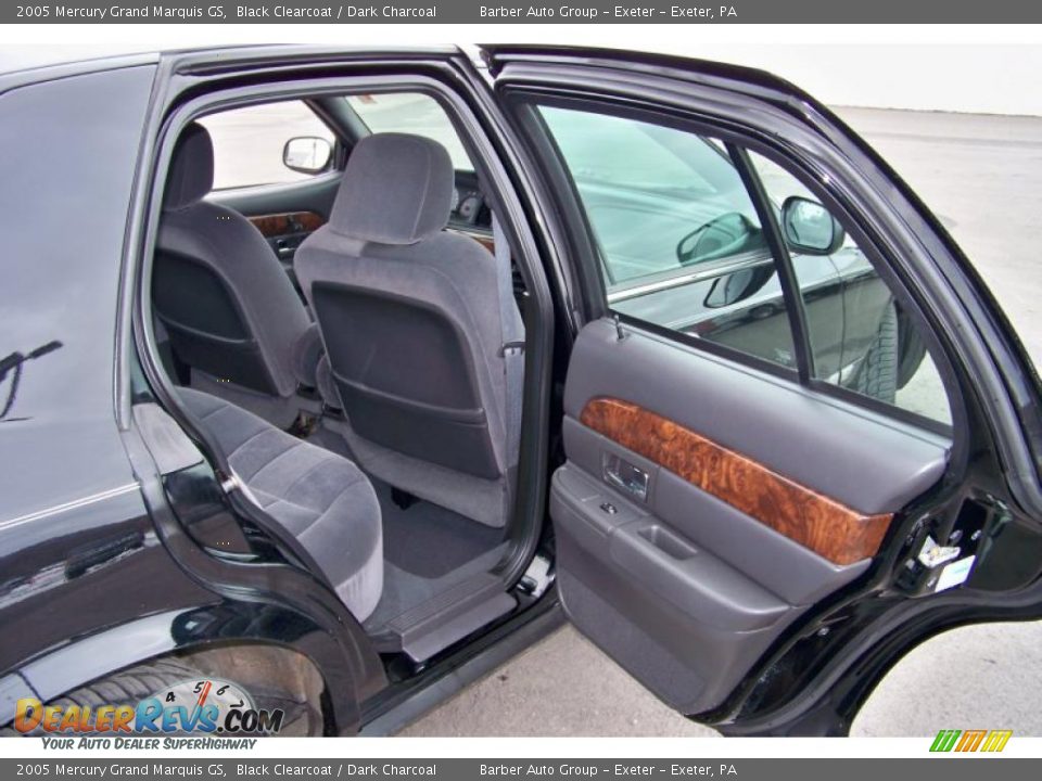 2005 Mercury Grand Marquis GS Black Clearcoat / Dark Charcoal Photo #16