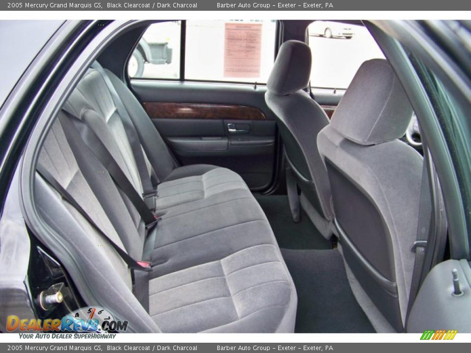 2005 Mercury Grand Marquis GS Black Clearcoat / Dark Charcoal Photo #17