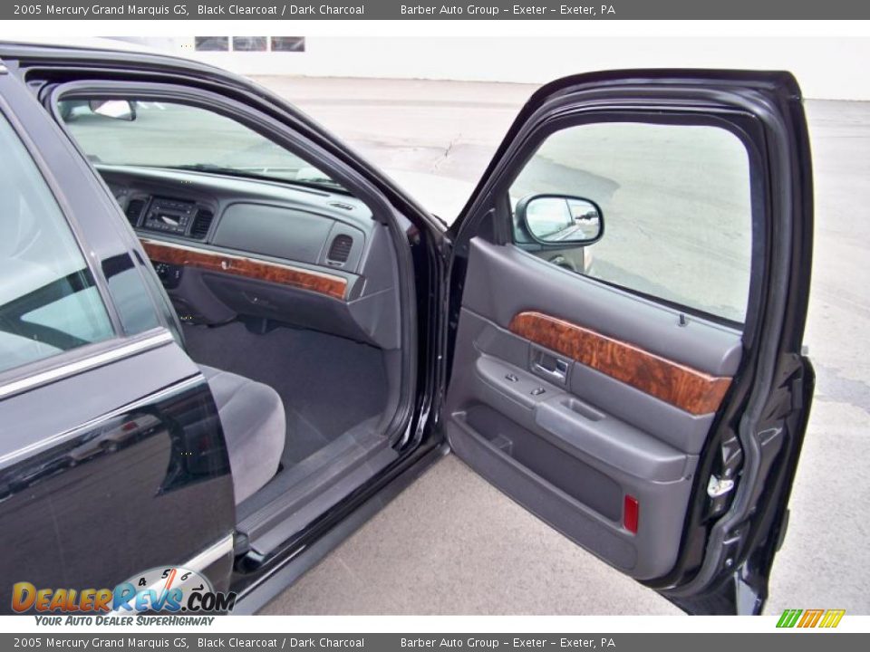 2005 Mercury Grand Marquis GS Black Clearcoat / Dark Charcoal Photo #18