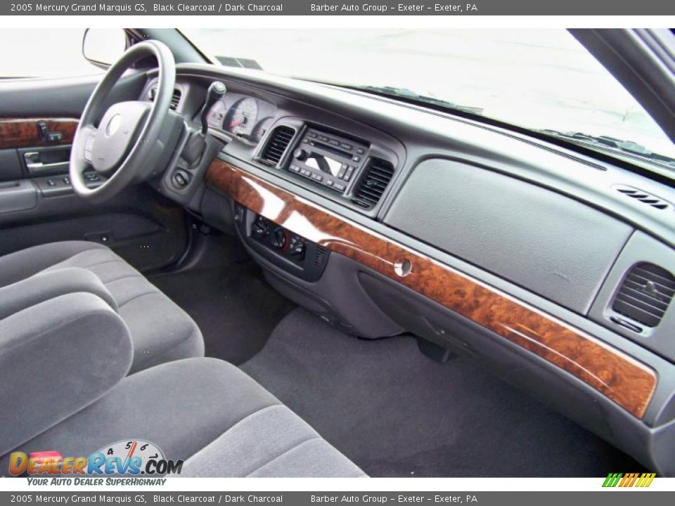 2005 Mercury Grand Marquis GS Black Clearcoat / Dark Charcoal Photo #20